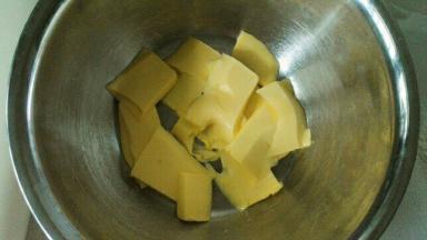 黄油软化到用手指可以轻易戳个洞的状态