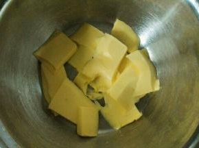 黄油软化到用手指可以轻易戳个洞的状态