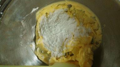 糖粉分两次加入黄油里面，打至黄油变白，体积变大