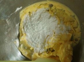 糖粉分两次加入黄油里面，打至黄油变白，体积变大