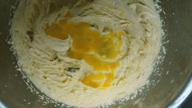 分四次加入蛋液，每加入一次蛋液，用打蛋器打发1-2分钟。直到全部的蛋液都加到黄油里面打发完，打发好的黄油呈纹理细腻的奶油状