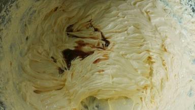 加入香草精，再用打蛋器打发，直到看不见香草精