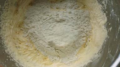 低筋面粉跟泡打粉混合均匀，过筛三次，加入黄油里面