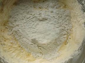 低筋面粉跟泡打粉混合均匀，过筛三次，加入黄油里面