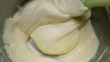 用橡胶刮刀充分翻拌至看不到干粉，这个过程大约需要翻拌60-80次；直到面糊整体拌至可以看见光泽