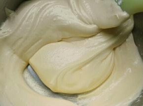 用橡胶刮刀充分翻拌至看不到干粉，这个过程大约需要翻拌60-80次；直到面糊整体拌至可以看见光泽