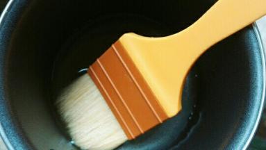 烤蛋糕的时候就要煮糖水，细砂糖15g+35g水，煮至水沸腾，砂糖融化，冷却即可用