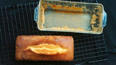 烤好的蛋糕用脱模刀划一周，脱模，趁热刷糖水，磅蛋糕在摸上去还温热的时候放入保鲜袋中，密封保存。