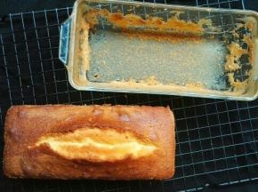 烤好的蛋糕用脱模刀划一周，脱模，趁热刷糖水，磅蛋糕在摸上去还温热的时候放入保鲜袋中，密封保存。