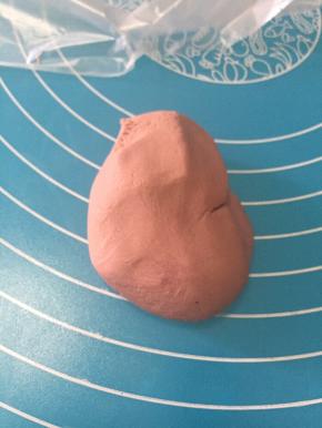 加入2克的红曲粉揉匀。