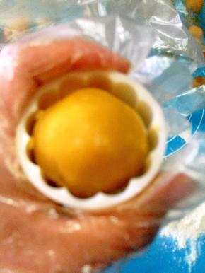 稍微沾点粉，放入月饼模具里。