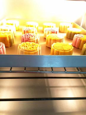 送入提前预热好的烤箱里，上下火中层160度烤15分钟。