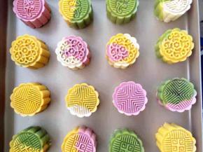 月饼全部做好放在烤盘里。