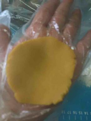 压成中间稍厚边缘薄的薄片。