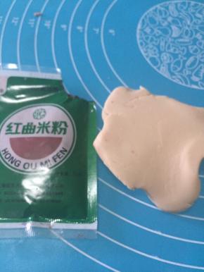 先准备牛奶桃山皮，拿出一半备用。