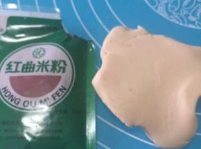 先准备牛奶桃山皮，拿出一半备用。