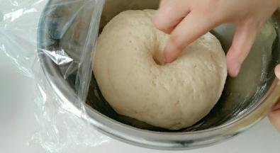 面团发酵到这样，手指戳一个洞，不反弹，就好了。