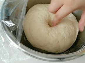 面团发酵到这样，手指戳一个洞，不反弹，就好了。