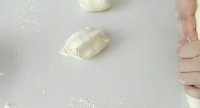 排气后，分成一个一个的小剂子。