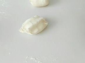 排气后，分成一个一个的小剂子。