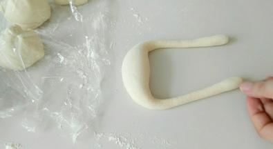 每个剂子，都搓成两头细，一头粗。