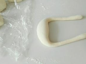 每个剂子，都搓成两头细，一头粗。