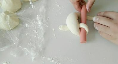 像这样，绕过香肠穿进去。