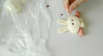 牙齿并拢，红豆做眼睛。