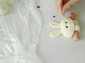 牙齿并拢，红豆做眼睛。
