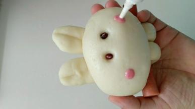 蒸熟后，用红色巧克力笔，点画表情。