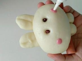 蒸熟后，用红色巧克力笔，点画表情。