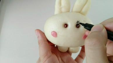 用可食用色素笔，画上漂漂的睫毛。