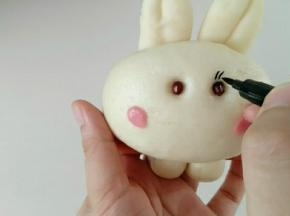 用可食用色素笔，画上漂漂的睫毛。
