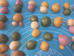 将桃山皮分别分成20g一个的小丸子，我用的是四色的，所以各取一半，或者各取三分之一的皮，合并搓圆。也可以按自己喜欢调成各种颜色。