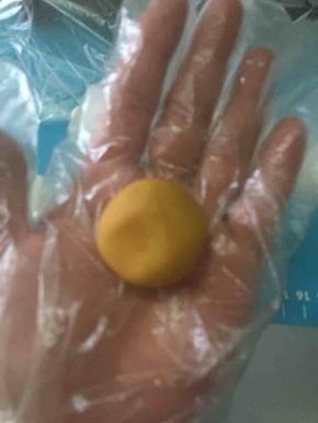 取一个桃山皮搓圆。