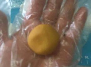 取一个桃山皮搓圆。