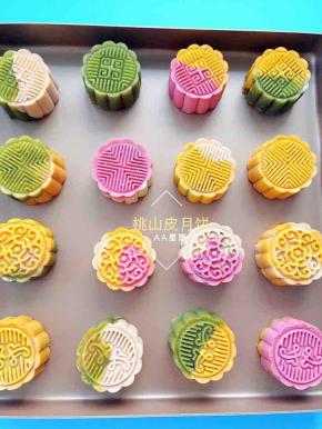 烤好的桃山皮月饼及时取出，放凉后才可以取出。