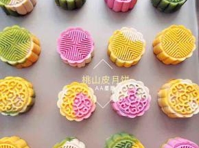 烤好的桃山皮月饼及时取出，放凉后才可以取出。