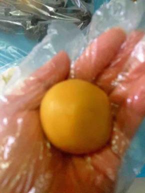 将桃山皮月饼搓圆。