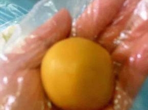 将桃山皮月饼搓圆。