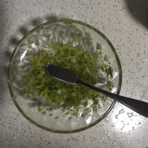 1.青柠用盐搓洗片刻，用水冲洗干净，擦丝装入碗中，加入10克砂糖拌匀腌制。柠檬榨汁备用。