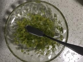 1.青柠用盐搓洗片刻，用水冲洗干净，擦丝装入碗中，加入10克砂糖拌匀腌制。柠檬榨汁备用。