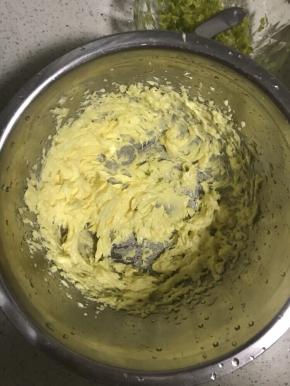 3.黄油放入盆中，用搅拌棒搅拌至柔软蓬松的乳霜状