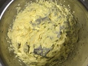 3.黄油放入盆中，用搅拌棒搅拌至柔软蓬松的乳霜状