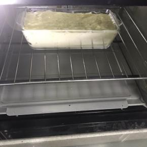 11.放入提前预热好的烤箱中层，上下火170度55分钟左右，待蛋糕顶部呈现焦黄时，加盖锡纸防止上色过重。判断是否烤熟可用牙签插入蛋糕底部，无面糊粘出既烤熟！