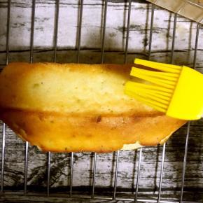 15.蛋糕烤熟后倒扣脱模，这款玻璃模具真的超好脱模，这也是我喜欢它的原因之一！
待蛋糕稍稍散热后将混合好的糖浆均匀的刷满整个蛋糕体。