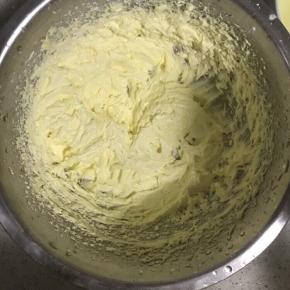 5.将蛋液少量多次倒入黄油中，待每次充分混合均匀后再加入下一次！一定要分多次加入蛋液，否则容易出现油水分离！