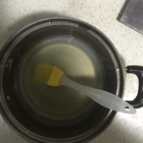 14.晾凉后将20克朗姆酒和30克柠檬汁倒入混合。