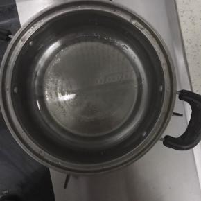 13.将30克白砂糖，40克清水倒入奶锅中搅拌均匀，加热至沸腾！