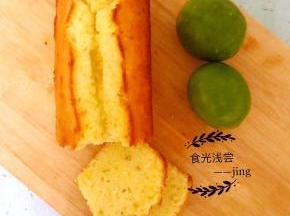 16.待蛋糕冷却后装入保鲜袋，放入冰箱冷藏，据说磅蛋糕冷藏三天后味道更佳，不过，我是完全没能抵挡住诱惑，还没凉，就已经切开大快朵颐了
